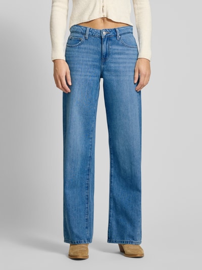 Vrouwenmodel draagt Wide Fit Jeans im 5-Pocket-Design mit Lyocell-Anteil van Gina Tricot, katoenmix, blauwe tint, knoopsluiting, vooraanzicht, volledige lichaamsopname