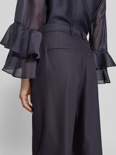 Frauenmodel trägt Stoffhose mit Biesen und Eingrifftaschen von Comma, Baumwoll-Mix mit Stretch-Anteil, Gesäßleistentaschen, Detailaufnahme Rückansicht.