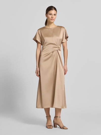Modelka nosi Cocktailkleid mit Raffung und Kappärmeln von Christian Berg Cocktail, beżowy, gładka tekstura, krój slim fit, długość midi, okrągły dekolt, kapeluszowe rękawy, marszczenie, z tyłu rozcięcie łezkowe, zapięcie na hak i zamek, długość tyłu w rozmiarze 36: 122 cm, szerokość w rozmiarze 36: 41 cm, długość rękawa w rozmiarze 36: 20 cm, widok całej sylwetki z przodu.