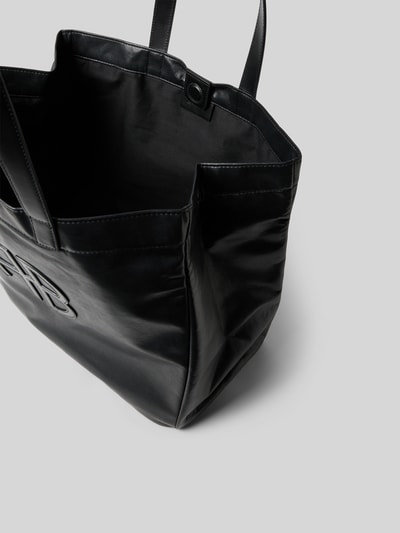 Produktfoto, Tote Bag mit Logo-Detail von Anine Bing in Schwarz mit Strukturmuster, offenem Hauptfach, Schulterriemen, Magnetverschluss, Maße: Breite 43 cm, Länge 35 cm, Tiefe 22 cm