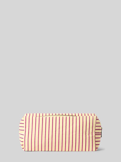 Produktfoto, Pouch mit Label-Patch von STUDIO NOOS, kremowe tło z fioletowymi paskami, główna przegroda z zamkiem błyskawicznym, naszywka z logo.