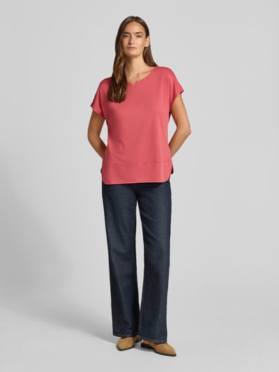 Vrouwenmodel draagt Regular Fit T-shirt uit modal-mix van Tom Tailor, dames T-shirt in effen roze, regular fit, frontaal volledig beeld.