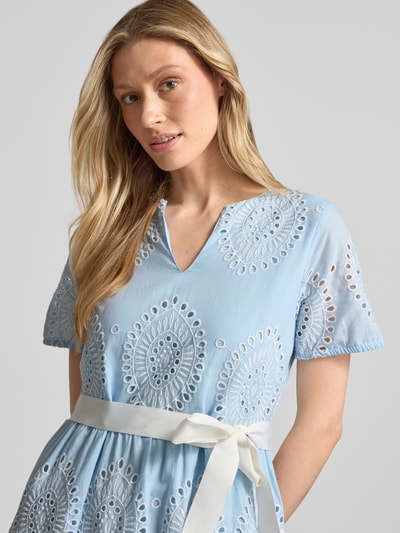 Frauenmodel trägt Midikleid mit Lochspitze und Bindegürtel von More & More, Baumwoll-Mix, Taillierter Schnitt, Tunikakragen, Nahaufnahme Oberkörper.