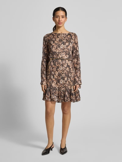 Frauenmodel trägt Minikleid mit Rundhalsausschnitt Modell 'ILENIA' von Guess, taillierter Schnitt, Taillengürtel, blickdichtes Unterkleid, Ganzkörperansicht von vorne.