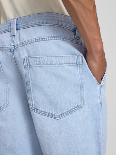Männermodel trägt Regular Fit Jeansshorts aus reiner Baumwolle von REVIEW in Hellblau, Denim-Optik, Detailaufnahme Rückansicht.