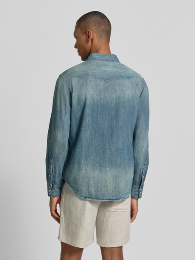 Männermodel trägt Regular Fit Freizeithemd aus reiner Baumwolle Modell 'DENIM WESTERN SHIRT' von Polo Ralph Lauren, Ganzkörperansicht Rückansicht