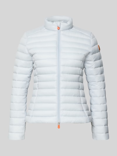 Produktfoto, jasnoniebieska Slim Fit Steppjacke z wypełnionym stójką Modell 'Carly' od SAVE THE DUCK, krój slim fit, zamek dwukierunkowy, kieszenie na zamek, długość pleców w rozmiarze S: 58 cm, szerokość ramion w rozmiarze S: 39 cm, szerokość w rozmiarze S: 45 cm, długość rękawa w rozmiarze S: 61 cm, poziome przeszycia, matowa gładka tekstura, zaokrąglone kształty.