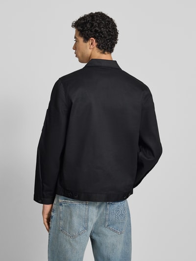 Männermodel trägt Jacke mit Reißverschluss Modell 'UNLINED EISENHOWER' von Dickies in Schwarz, Regular-Fit, Material-Mix, Rückenansicht, Eingrifftaschen, Label-Detail, Rückenlänge 67 cm, Schulterbreite 39 cm, Brustweite 53 cm, Ärmellänge 66 cm, Detailreiche Textur. Ganzkörperansicht Rückansicht.