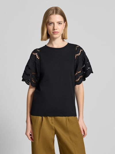 Frauenmodel trägt Damen T-Shirt mit Lochstickerei Modell 'LORAINE' von Soyaconcept aus Reine Baumwolle, Regular-Fit, Rundhalsausschnitt, Vorderansicht Oberkörper.