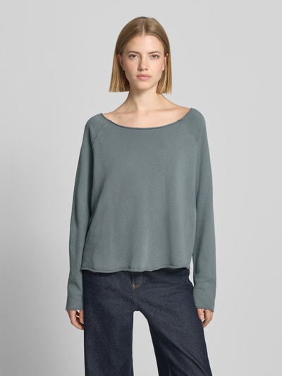 Frauenmodel trägt Sweatshirt mit Rollsaum Modell 'VIBTOWN' von American Vintage, reine Baumwolle, relaxed Fit, blaugraue Farbe, Ganzkörperansicht von vorne.