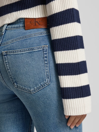 Calvin Klein Jeans Jeansy o kroju skinny fit z poszerzaną nogawką, efektem znoszenia i detalem z logo Jeansowy niebieski 3