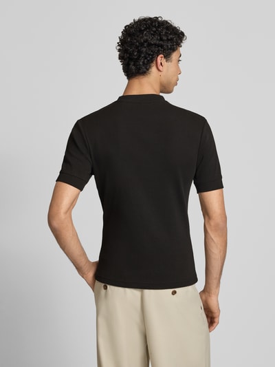Männermodel trägt Slim Fit T-Shirt mit Label-Stitching von PROHIBITED aus Baumwoll-Elasthan-Mix in Schwarz, Rückenlänge 65 cm, Ganzkörperansicht Rückansicht.