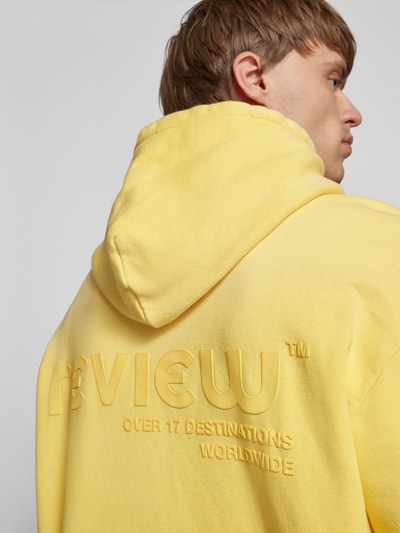 REVIEW Hoodie mit Label-Print Pastellgelb 3