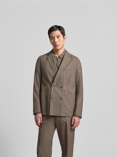 Männermodel trägt Anzug Sakko aus reiner Viskose von Officine Générale in Braun, Relaxed Fit, doppelte Knopfleiste, Ganzkörperansicht von vorne.