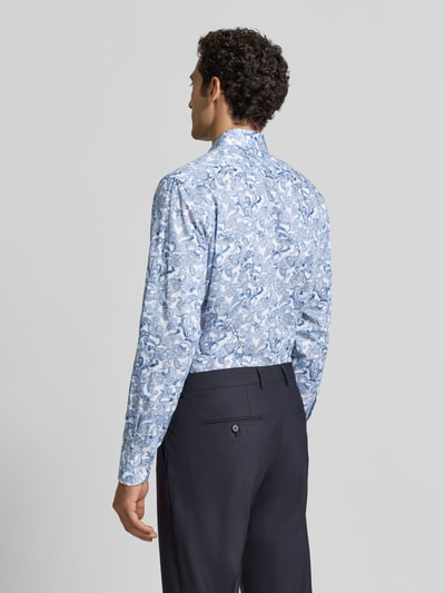 Männermodel trägt Modern Fit Businesshemd aus reiner Baumwolle von OLYMP mit blau-weißem Muster, Ganzkörperansicht Rückansicht, Herren Businesshemd von OLYMP.