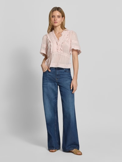 Modelka nosi blusenshirt mit Häkelspitze Modell 'Evienne' von Neo Noir z bawełny, taliowany krój, dekolt w serek, jasnoróżowy, całkowity widok z przodu