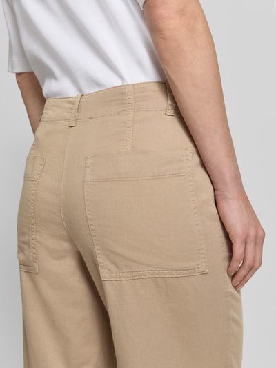 Vrouwenmodel draagt Tapered Chino uit katoen-lyocell-linnen-mix van Marc O'Polo, uni, wide leg, mid waist, twill, detailopname rug.