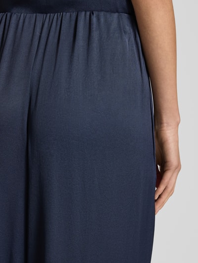 Vrouwenmodel draagt Hose mit weitem Bein Modell 'TWEEZER' van Drykorn, donkerblauw, materiaal-mix, detailopname heup.