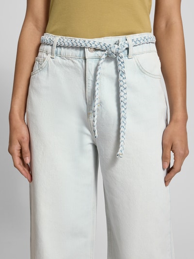 Frauenmodel trägt Jeans mit Gürtel in Flecht-Optik von JAKE*S STUDIO WOMAN, Lyocell-Mix, Wide Leg, Eingrifftaschen, Nahaufnahme Oberkörper.