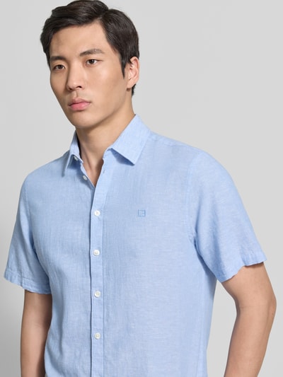 Männermodel draagt Slim Fit vrijetijdsoverhemd uit mix van linnen en katoen model 'AKSEL' van Casual Friday, lichtblauw, knoopsluiting, kentkraag, labelstitching, maat M ruglengte 78 cm, schouderbreedte 45 cm, mouwlengte 27 cm, nahaufnahme bovenlichaam, vooraanzicht.