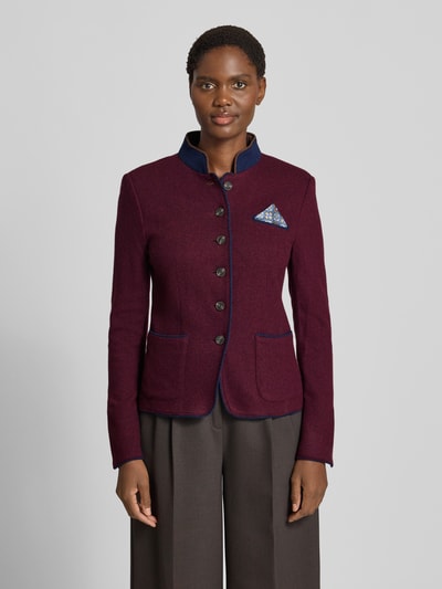 Vrouwenmodel draagt Blazer aus Woll-Mix met Einstecktuch van White Label in bordeaux en donkerblauw, getailleerd model, borstzak met pochet, opstaande kraag, knoopsluiting, opgestikte steekzakken, ruglengte maat 36: 52 cm, borstwijdte 46 cm, mouwlengte 64 cm, kleuren en texturen zichtbaar, geheel vooraanzicht.
