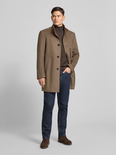 Männermodel trägt Regular Fit Mantel aus Schurwoll-Mix mit Kaschmir-Anteil Modell 'MARON' von JOOP! Collection in Braun, Ganzkörperansicht von vorne. Schurwoll-Mix, Stehkragen, Knopfleiste, Eingrifftaschen, Rückenlänge 91 cm, Schulterbreite 47 cm, Brustweite 47 cm, Ärmellänge 66 cm.