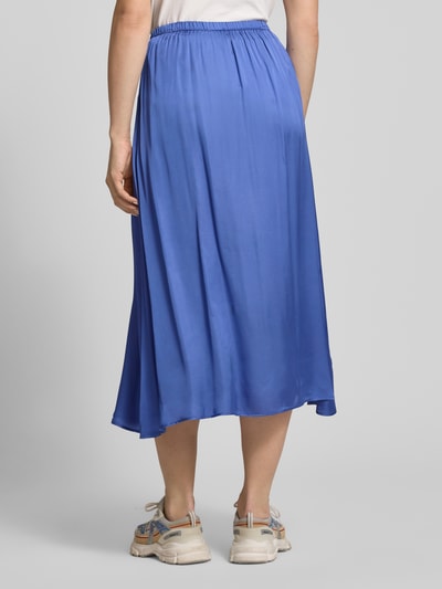 Frauenmodel trägt Midirock aus Viskose Modell 'BOVALOW' von American Vintage in Blau, A-Linie, elastischer Bund, Ganzkörperansicht Rückansicht. Damen Midirock, Reine Viskose, Bundweite Größe S 33 cm, Gesamtlänge 89 cm.