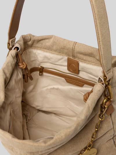 Produktfoto, Handtasche mit Logo-Detail Modell 'Lya' von LIEBESKIND BERLIN aus beigem Stoff, Hauptfach mit tunnelkoord, afneembare schouderband, logodetail, breedte 45 cm, lengte 34 cm, diepte 17 cm, bandlengte 119 cm.