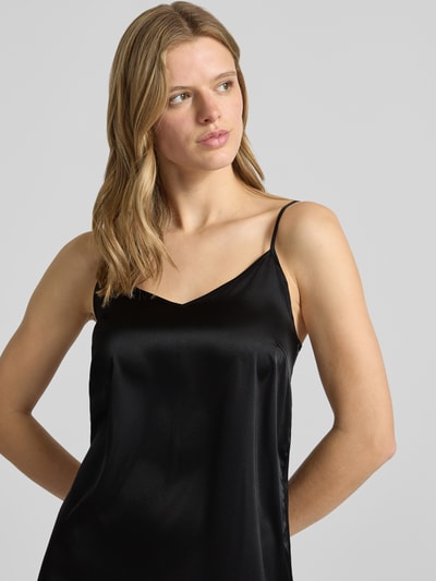 Frauenmodel trägt fließendes Satinkleid mit verstellbaren Spaghettiträgern Modell 'JESSA' von Pieces, Optik: Unifarben, Materialverarbeitung: Satin, Nahaufnahme Oberkörper.