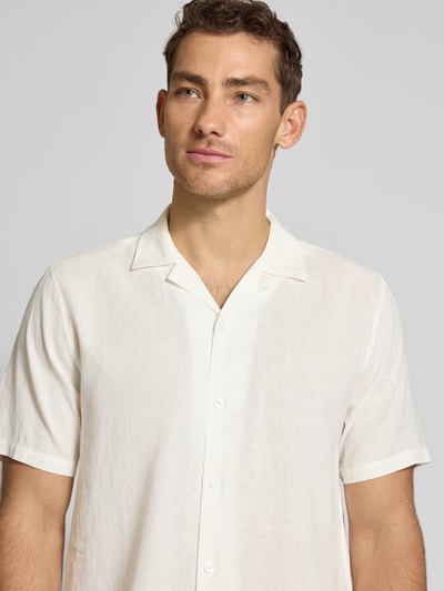 Männermodel trägt Relaxed Fit Freizeithemd aus Leinen-Baumwoll-Mix von Lindbergh, Reverskragen, Knopfleiste, Nahaufnahme Oberkörper. Rückenlänge 76 cm, Schulterbreite 47 cm, Ärmellänge 25 cm, Größe M. Natürliche helle Farbe, glatte Stoffstruktur.