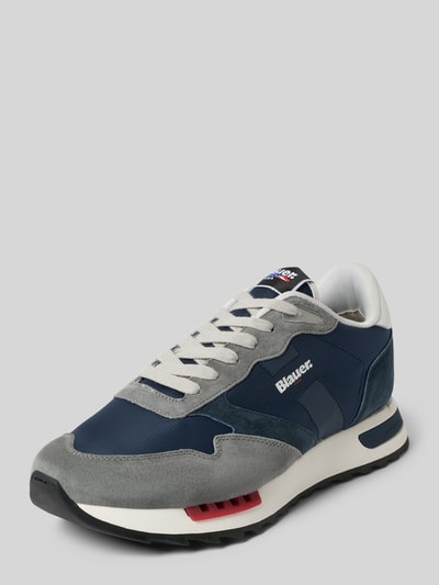 Produktfoto, Sneaker mit Schnürverschluss Modell 'RYDER' von Blauer USA, Material-Mix in Blau und Grau, abgerundete Spitze, strukturierte Sohle, Label-Detail, Absatzhöhe 4 cm, Schafthöhe 10 cm, Schaftweite 8 cm.
