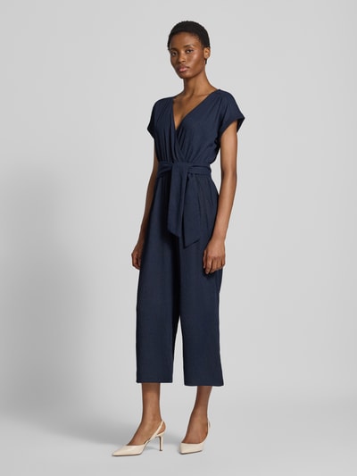 Vrouwenmodel draagt Regular Fit Jumpsuit in wikkellook 'LT JUNI' van Betty Barclay, donkerblauw, gladde stof, vooraanzicht hele lichaam.