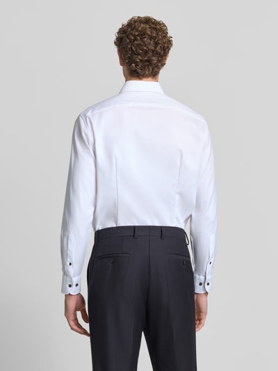 Männermodel trägt Modern Fit Businesshemd aus reiner Baumwolle von OLYMP, weiß, glatte Textur, schwarze Hose, Ganzkörperansicht Rückansicht, Herren Businesshemd von OLYMP.