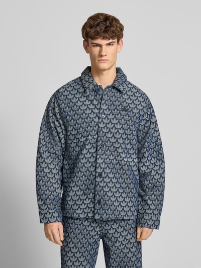 Męski model nosi Regular Fit Jacke in Denim-Optik Modell 'Monogram' od adidas Originals, bawełna, niebieski wzór, widok całej sylwetki z przodu