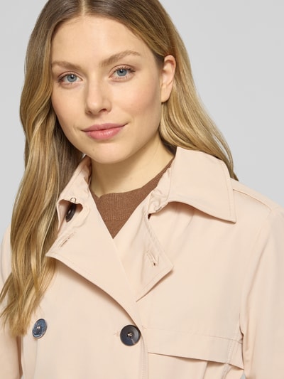 Frauenmodel trägt Regular Fit Trenchcoat mit Baumwoll-Anteil Modell 'ARIS' von MAX&Co., Optik: Unifarben, Nahaufnahme Oberkörper.