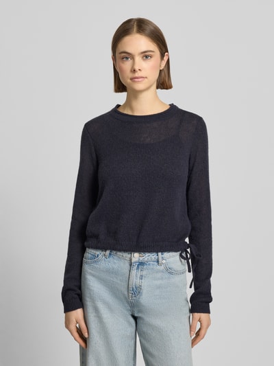 Frauenmodel trägt Rundhals Pullover mit Tunnelzug von Review in Dunkelblau, lockerer Schnitt, gerippte Abschlüsse, Ganzkörperansicht von vorne.