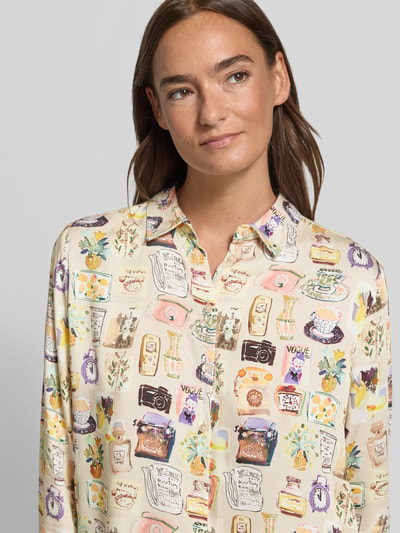 Frauenmodel trägt Langarmbluse mit verdeckter Knopfleiste von MILANO ITALY im bunten Allover-Motiv-Print, Nahaufnahme Oberkörper.