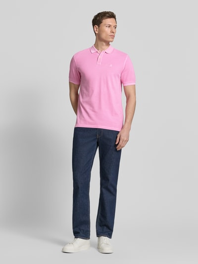 Männermodel trägt Regular Fit Poloshirt aus reiner Baumwolle van Marc O'Polo, look: effen, piqué, gestikt logo, korte mouw, polokraag, mouwboord, rompzoom met zijsplitten, puur katoen. Ganzkörperansicht van voren.
