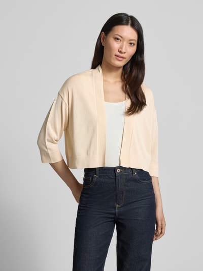 Frauenmodel trägt Strickjacke aus Lyocell-Baumwoll-Mix in offener Passform von comma, cremefarben, 3/4-Arm, Regular Fit, Ganzkörperansicht von vorne.