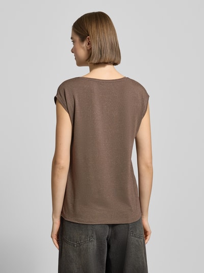 Frauenmodel trägt Regular Fit Shirt aus Viskose-Mix Modell 'BILLO' von Pieces, schimmernd, gestreift, Label-Stitching-Applikation, Ganzkörperansicht Rückansicht.