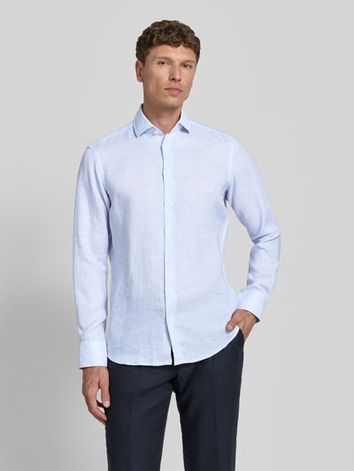 Männermodel trägt Regular Fit Leinenhemd mit Kentkragen von Christian Berg Men in Hellblau, glatte Textur, Knopfleiste, Ganzkörperansicht von vorne.