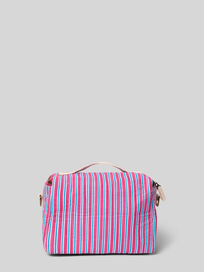 Produktfoto, Kühltasche mit Logo-Patch Modell 'Poplin' von STUDIO NOOS in Rot, Blau und Weiß gestreift, strukturierte Oberfläche, Hauptfach mit zamkiem błyskawicznym, odpinany pasek na ramię, Szerokość w rozmiarze 1: 26 cm, długość: 16 cm, głębokość: 17 cm, długość paska: 94 cm