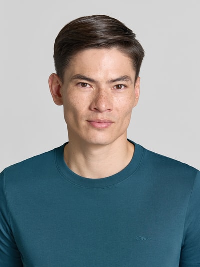 Männermodel trägt Regular Fit T-Shirt aus reiner Baumwolle von s.Oliver RED LABEL in Uni-Optik, Rundhals, Jersey, Nahaufnahme Oberkörper.