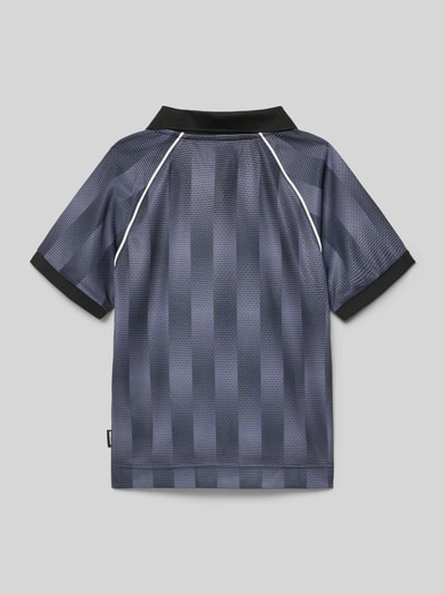 Jongen draagt Trikot met polokraag model 'BREEZE FOOTBALL' van Jack & Jones, regular fit, print, ruglengte bij maat 140: 53 cm, ganzlichaamsaanzicht achterkant
