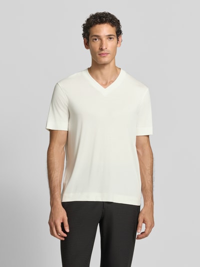 Männermodel trägt T-Shirt aus Modal-Mix mit V-Ausschnitt von Emporio Armani in Creme, glatte Textur, Regular Fit, Ganzkörperansicht von vorne. Rückenlänge bei Größe M: 70 cm, Label-Stitching.