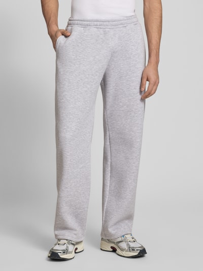 Männermodel trägt Sweatpants mit elastischem Bund von REVIEW, Herren Sweatpants, Relaxed-Fit, Material-Mix, Gesäßtasche, Ganzkörperansicht von vorne.