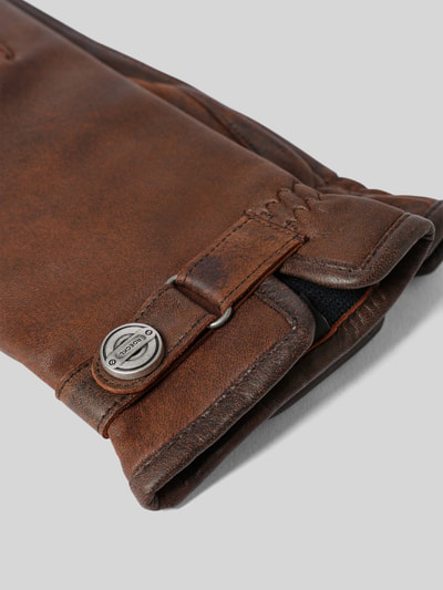 Produktfoto, Handschuhe aus Schafsleder mit Touch-Funktion Modell 'Stanton' von Roeckl, brauner Used-Look, feine Lederriemen, Halbsteppnaht, glatte und strukturierte Oberfläche, Fingerhandschuhe mit Wollfutter, Detailaufnahme