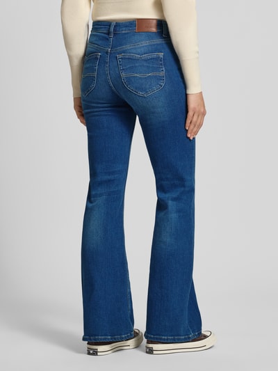 Vrouwenmodel draagt Slim Fit Bootcut Jeans uit katoenmix model 'WILLA' van Pepe Jeans, denimlook, labelpatch, 5-pocketmodel, twill, high waist, mix van katoen, Ganzkörperansicht Rückansicht.