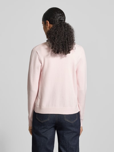 Modelka nosi Regular Fit Cardigan aus Viskose-Mix Modell 'Viril' od Vila, różowy, dzianinowa faktura, elastyczne wykończenia, widok całej sylwetki z tyłu.