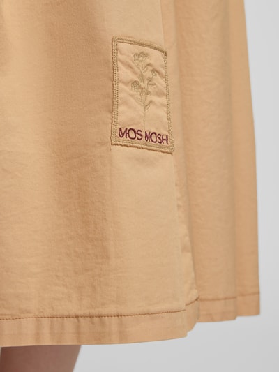 Frauenmodel trägt Midirock mit Eingrifftaschen Modell 'Adine Tivo' von MOS MOSH in Beige, Baumwoll-Mix mit Stretch-Anteil, Detailaufnahme.
